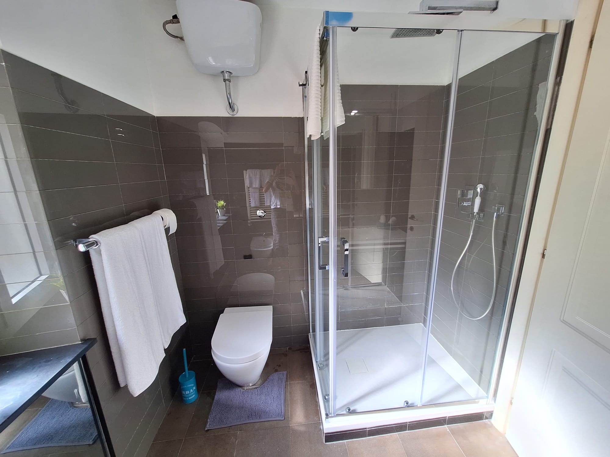 Dettaglio del bagno con box doccia