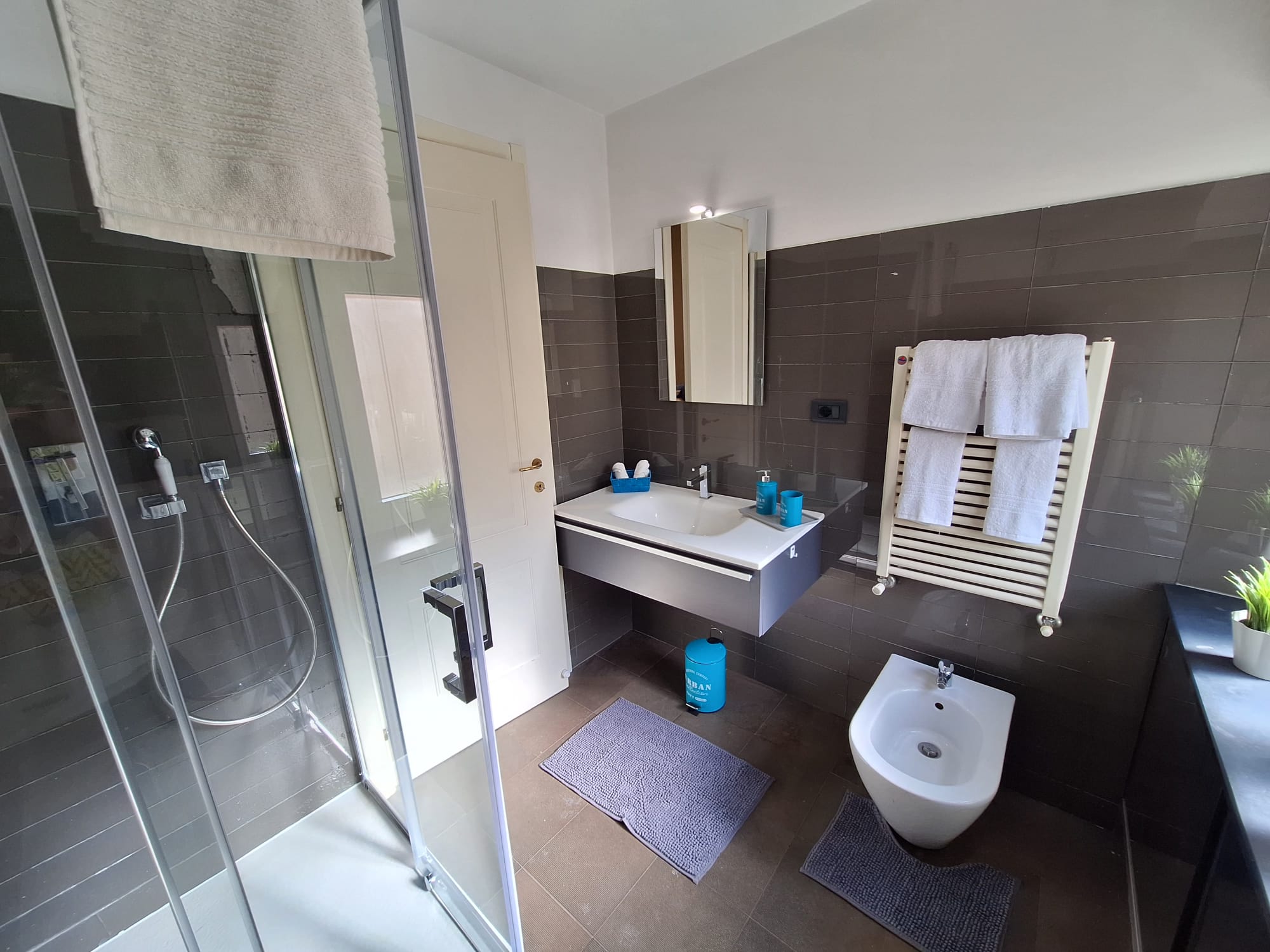 Bagno moderno con doccia